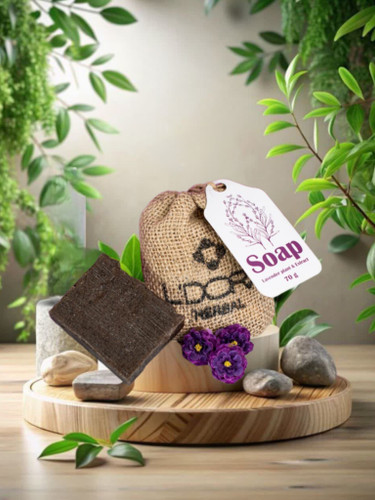 این صابون با داشتن ترکیبات مؤثر علاوه بر تمیز کردن پوست، مرطوبکننده و آنتیباکتریال بوده و مانع بروز حساسیتهای پوستی میشود.