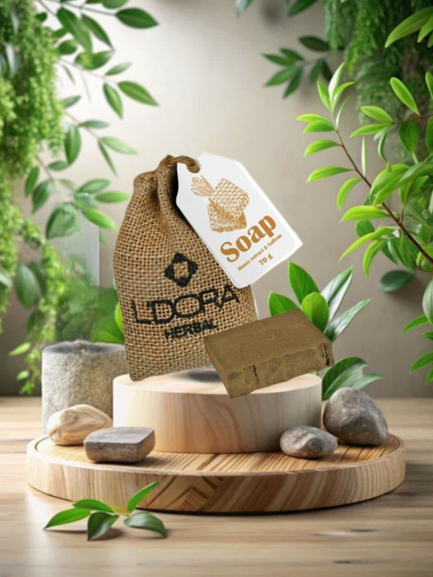 این صابون با داشتن ترکیبات موثر علاوه بر تمیز کردن پوست، باعث جوانسازی و کاهش علائم پیری پوست شده و به روشن و شفافشدن آن کمک میکند.